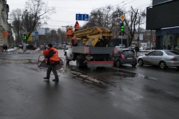 Коммунальщики рассказали где и какие дорожные знаки установили в Одессе
