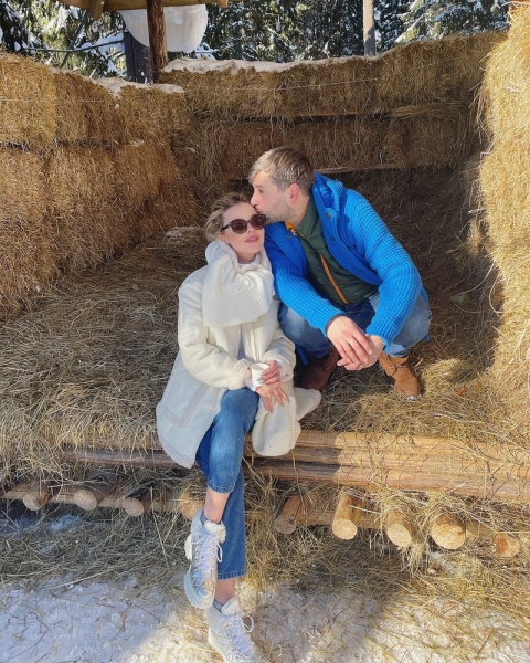 Алина Гросу устроила романтическую фотосессию на сеновале