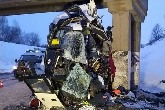 Смертельна ДТП у Росії: автобус зіткнувся з опорою мосту, 5 людей загинуло, 14 постраждали