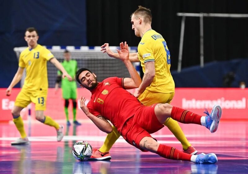 Україна дала бій чемпіонам світу та пробилася до плей-оф футзального Євро-2022: відеоогляд матчу