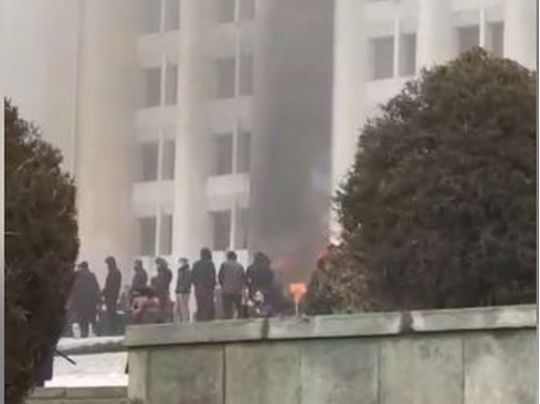 Жорсткі зіткнення у Казахстані: протестуючі захопили мерію Алмати, в Нур-Султані введено надзвичайний стан
