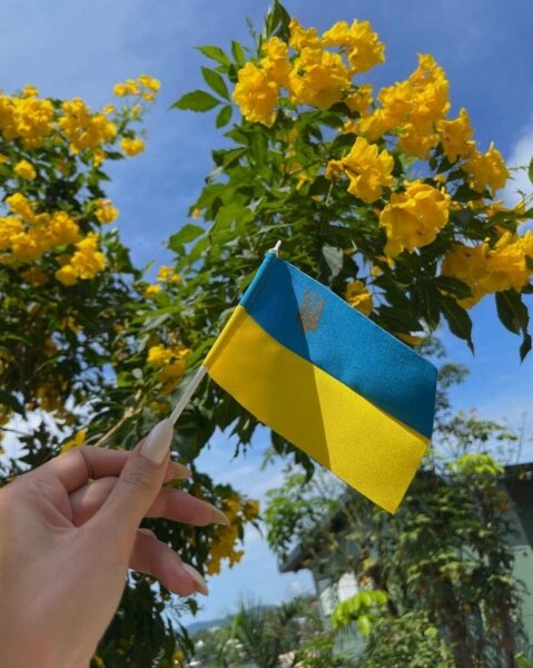 Леся Никитюк показала флаг Украины, который возит с собой как талисман Леся Никитюк показала флаг Украины, который возит с собой как талисман