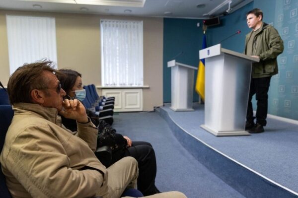 В Украину приехал Шон Пенн: он будет документировать российскую агрессию В Украину приехал Шон Пенн: он будет документировать российскую агрессию