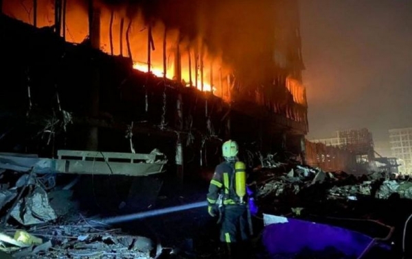 В Киеве обстреляли торговый центр на Подоле: восемь погибших