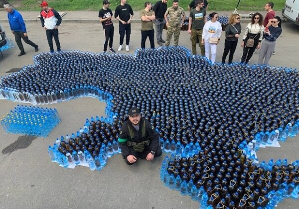 В Одессе собрали девять тонн воды для Николаева и сложили из нее карту Украины В Одессе собрали девять тонн воды для Николаева и сложили из нее карту Украины