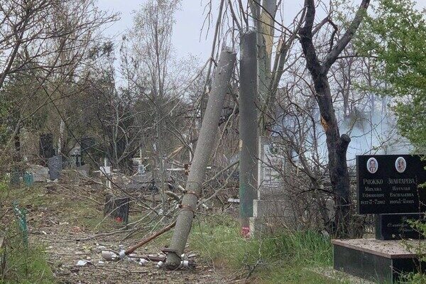 Оккупанты обстреляли кладбище в Одессе: пострадало более 1000 квадратных метров территории Оккупанты обстреляли кладбище в Одессе: пострадало более 1000 квадратных метров территории