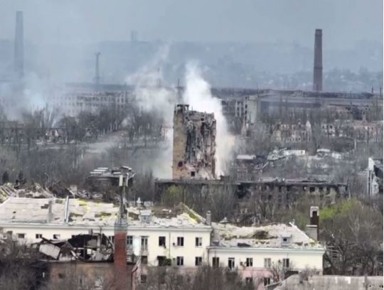 Новий злочин рашистів: ворог скинув потужну бомбу на лікарню у Маріуполі, під завалами сотні людей