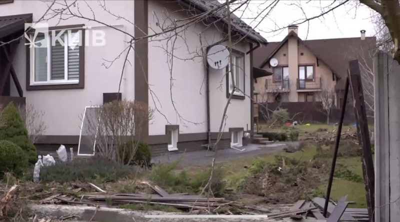 «Свинюшник прибираємо після російських асвабадітєлєй»: дружина Усика навідалася в свій будинок під Києвом