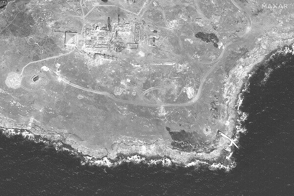 Последствия нового удара ВСУ по позициям РФ на Змеином сняли со спутника Последствия нового удара ВСУ по позициям РФ на Змеином сняли со спутника