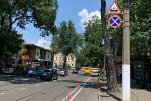 Одесские коммунальщики наносят разметку и устанавливают столбики Одесские коммунальщики наносят разметку и устанавливают столбики