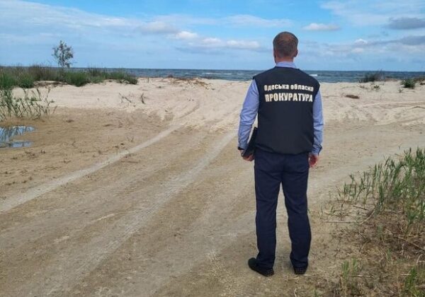 В Одесской области экс-глава РГА передал земли у моря своей маме В Одесской области экс-глава РГА передал земли у моря своей маме