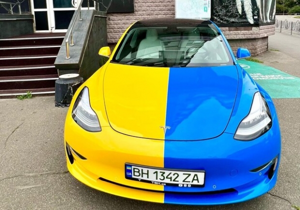 В Одессе заметили Tesla-бандеромобиль (фото)