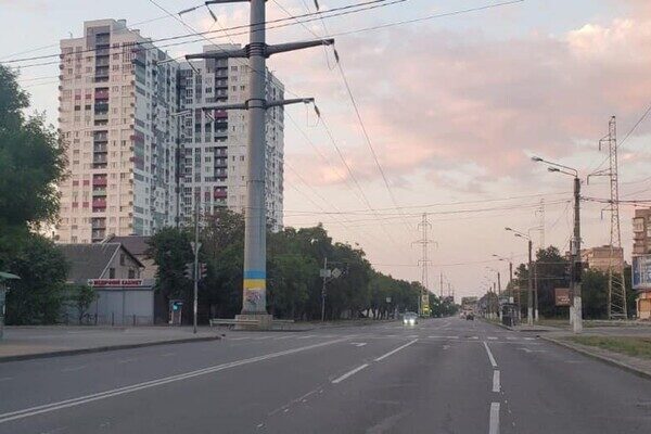 Одесские коммунальщики наносят разметку и устанавливают столбики Одесские коммунальщики наносят разметку и устанавливают столбики