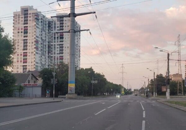 Одесские коммунальщики наносят разметку и устанавливают столбики Одесские коммунальщики наносят разметку и устанавливают столбики