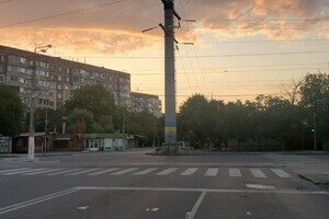 Одесские коммунальщики наносят разметку и устанавливают столбики Одесские коммунальщики наносят разметку и устанавливают столбики