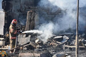 Спасатели показали, как тушили пожары после ракетного удара по Затоке: пострадал один человек