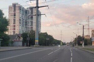 Одесские коммунальщики наносят разметку и устанавливают столбики Одесские коммунальщики наносят разметку и устанавливают столбики