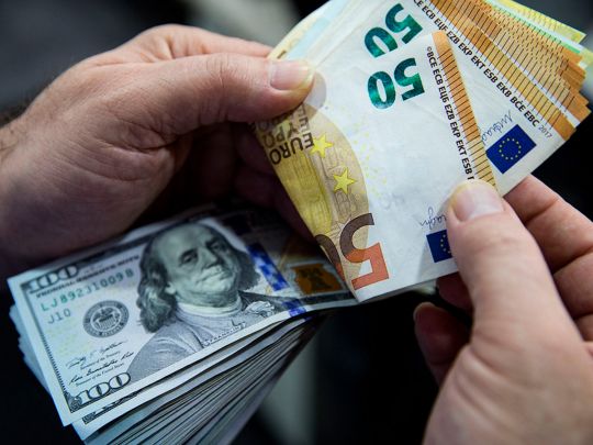 Курс євро продовжив зниження: що відбувається з європейською валютою