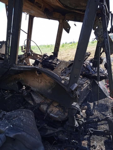 Тракторист загинув на місці: на околиці Харкова на невідомому предметі вибухнув трактор (фото)