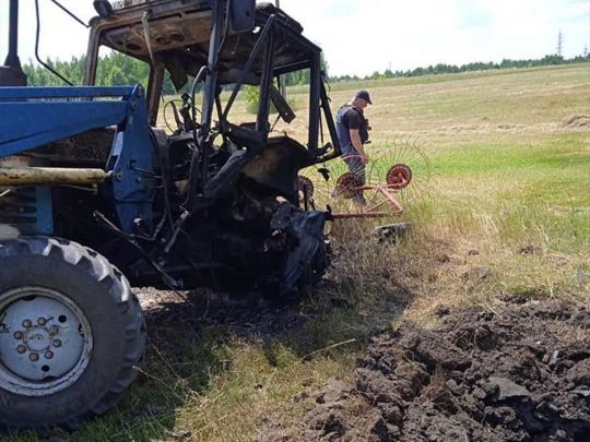 Тракторист загинув на місці: на околиці Харкова на невідомому предметі вибухнув трактор (фото)