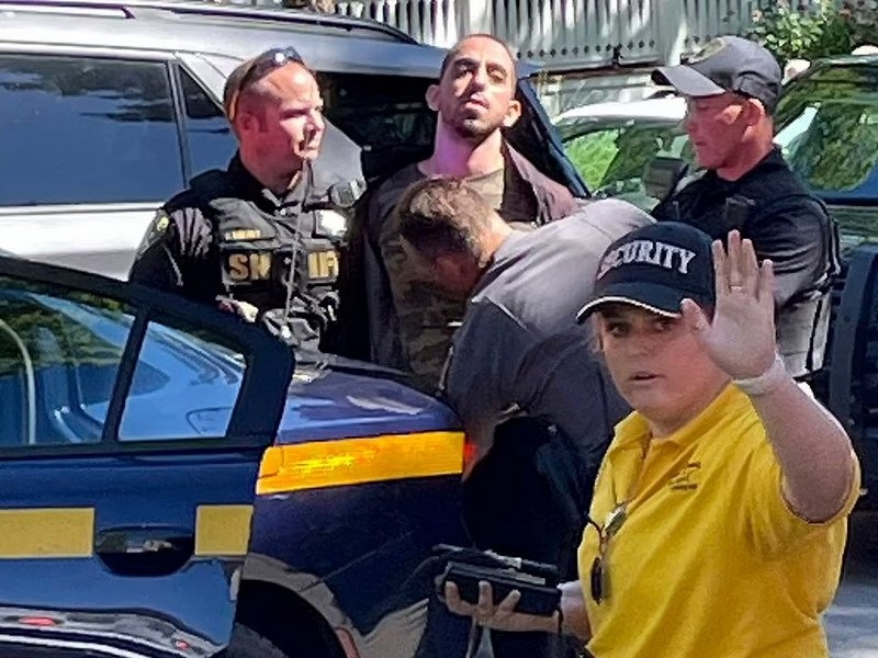 Письменник Салман Рушді отримав 15 ножових поранень під час нападу