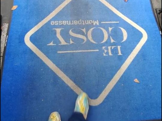 «путін — х*ло!»: менеджера, який вигнав українок із кафе в Парижі, змусили вимовити знамениту фразу та звільнили