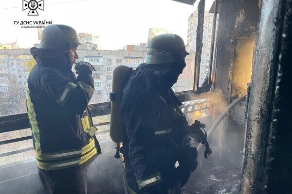 На Таирова загорелась квартира после неосторожного курения На Таирова загорелась квартира после неосторожного курения