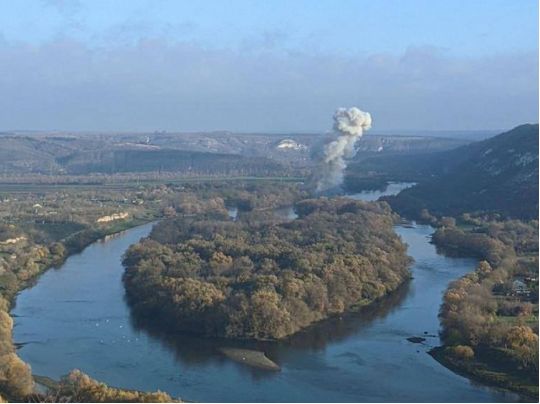 Уламки збитої над Україною російської ракети впали на село у Молдові (фото)