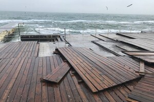 Шторм повредил набережную на Ланжероне (фото)