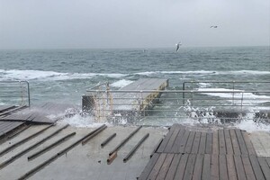 Шторм повредил набережную на Ланжероне (фото)
