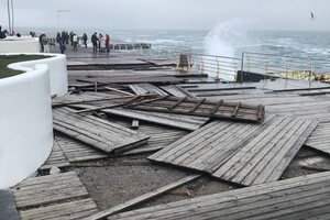 Шторм повредил набережную на Ланжероне (фото)