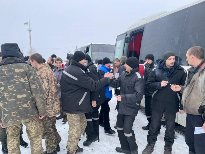 Захисники Маріуполя, партизани та снайпери: Україна повернула ще 116 полонених (фото, відео)