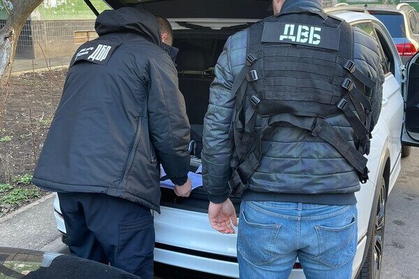 Ждали у почты: в Одесской области полицейские вымогали 10 000 долларов у наркоторговцев Ждали у почты: в Одесской области полицейские вымогали 10 000 долларов у наркоторговцев