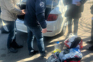 Ждали у почты: в Одесской области полицейские вымогали 10 000 долларов у наркоторговцев Ждали у почты: в Одесской области полицейские вымогали 10 000 долларов у наркоторговцев