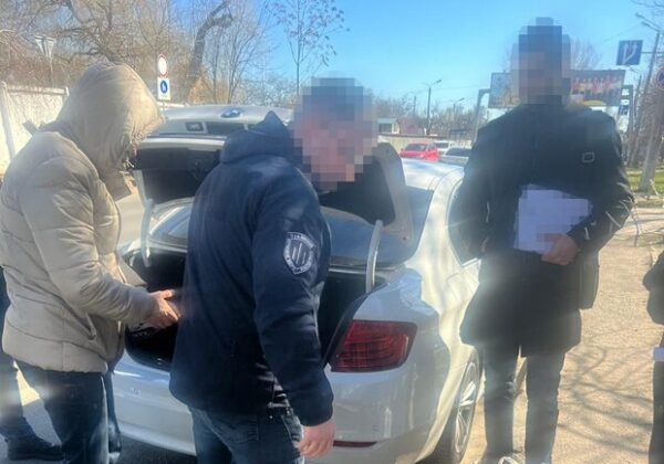 Ждали у почты: в Одесской области полицейские вымогали 10 000 долларов у наркоторговцев Ждали у почты: в Одесской области полицейские вымогали 10 000 долларов у наркоторговцев