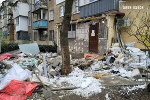 Одессит достроил себе незаконную лоджию Одессит достроил себе незаконную лоджию