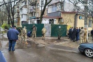 Одессит достроил себе незаконную лоджию Одессит достроил себе незаконную лоджию