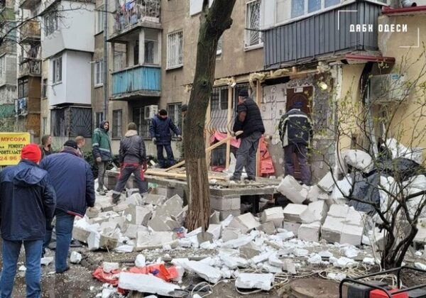 Одессит достроил себе незаконную лоджию Одессит достроил себе незаконную лоджию