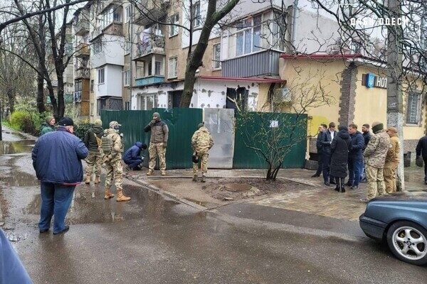 Одессит достроил себе незаконную лоджию Одессит достроил себе незаконную лоджию