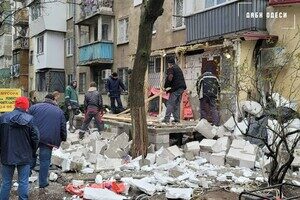 Одессит достроил себе незаконную лоджию Одессит достроил себе незаконную лоджию