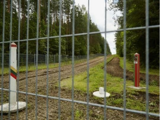 Подалі від ворога: на латвійсько-білоруському кордоні зводять паркан