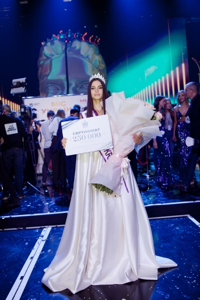 У чемпіона світу з «Динамо» роман із переможницею конкурсу краси: гарячі фото обраниці футболіста