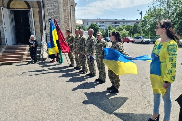 Защищал Украину под Бахмутом: в Одесской области простились с Героем-пограничником Защищал Украину под Бахмутом: в Одесской области простились с Героем-пограничником
