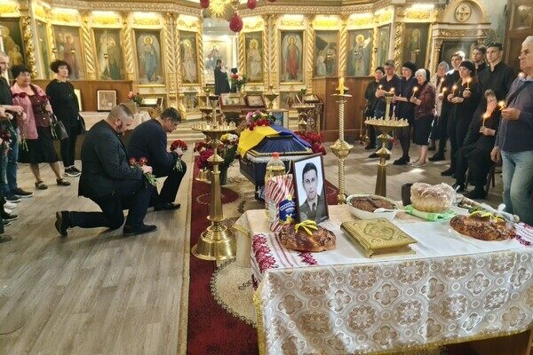 Защищал Украину под Бахмутом: в Одесской области простились с Героем-пограничником Защищал Украину под Бахмутом: в Одесской области простились с Героем-пограничником