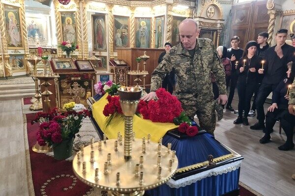 Защищал Украину под Бахмутом: в Одесской области простились с Героем-пограничником Защищал Украину под Бахмутом: в Одесской области простились с Героем-пограничником