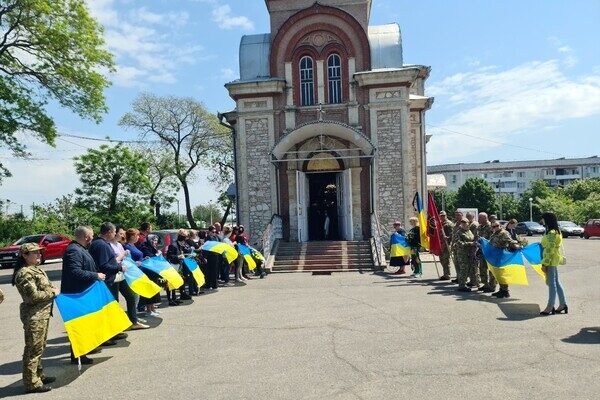Защищал Украину под Бахмутом: в Одесской области простились с Героем-пограничником Защищал Украину под Бахмутом: в Одесской области простились с Героем-пограничником