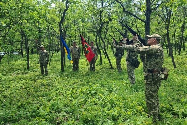 Защищал Украину под Бахмутом: в Одесской области простились с Героем-пограничником Защищал Украину под Бахмутом: в Одесской области простились с Героем-пограничником