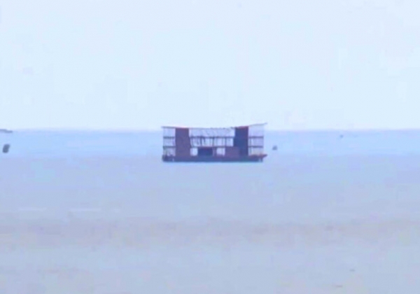 На море в Одессе и области заметили части домов и крыш из Херсонской области