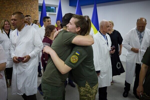 Осмотрел разрушенный собор и посетил реабилитационные отделения: в Одессу приехал Владимир Зеленский Осмотрел разрушенный собор и посетил реабилитационные отделения: в Одессу приехал Владимир Зеленский