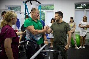 Осмотрел разрушенный собор и посетил реабилитационные отделения: в Одессу приехал Владимир Зеленский Осмотрел разрушенный собор и посетил реабилитационные отделения: в Одессу приехал Владимир Зеленский